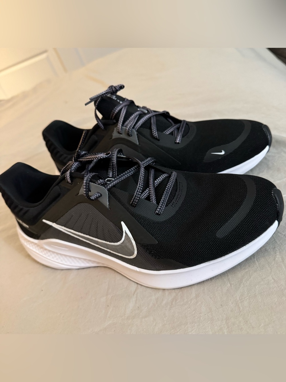 NEW Nike Quest 5 Road Running Shoe Sneakers Women Size 12
